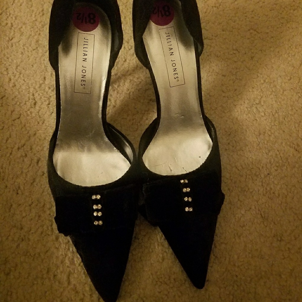 Ladies velvet pointy toe shoe